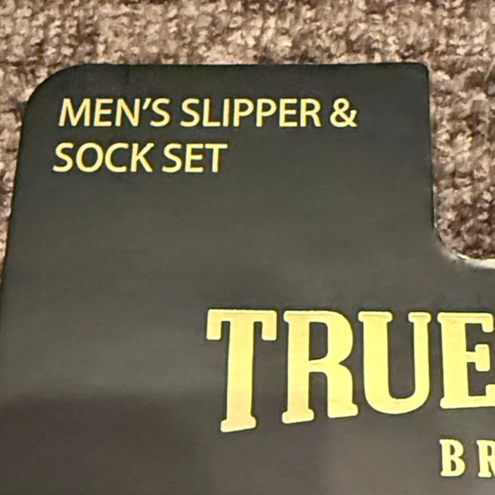 True Religion Gray and Red/Maroon Men's Sock and Slipper Set men’s Small 7-8